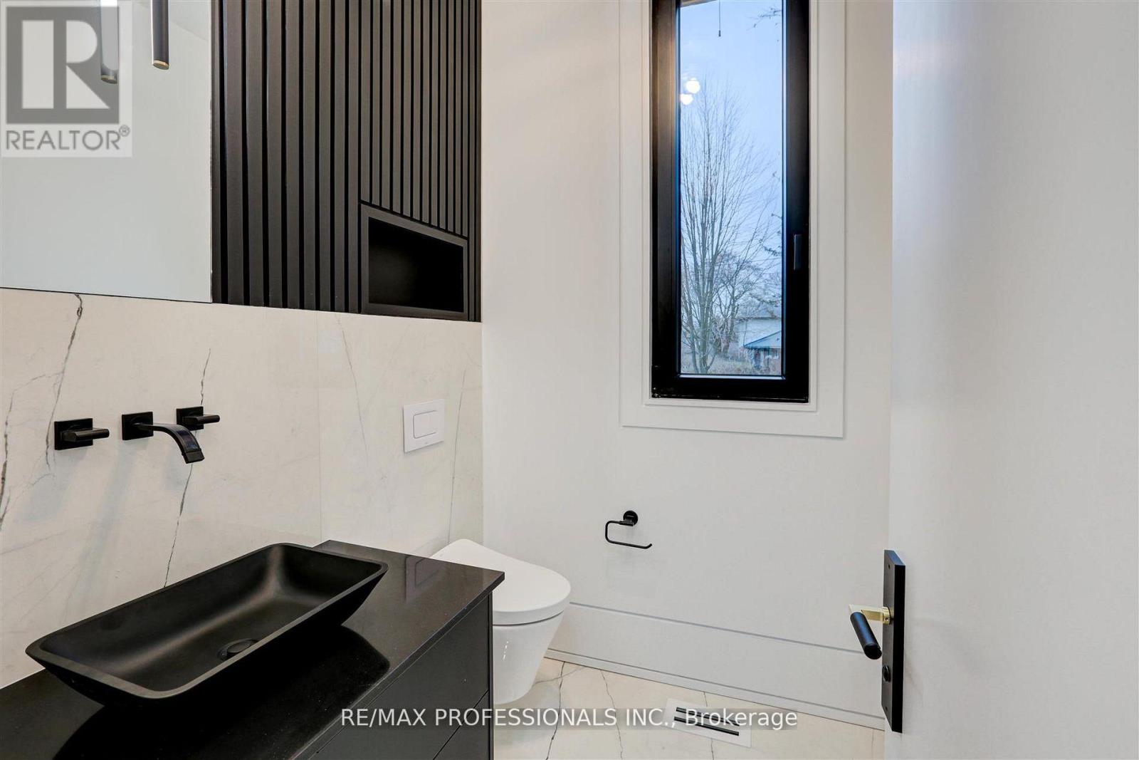 91 Valecrest Drive, Toronto, Ontario  M9A 4P5 - Photo 15 - W12470001