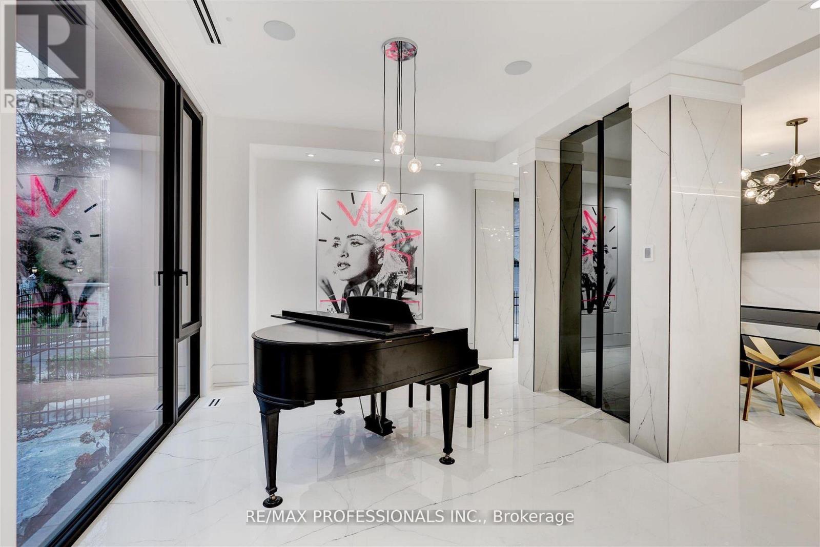 91 Valecrest Drive, Toronto, Ontario  M9A 4P5 - Photo 4 - W12470001