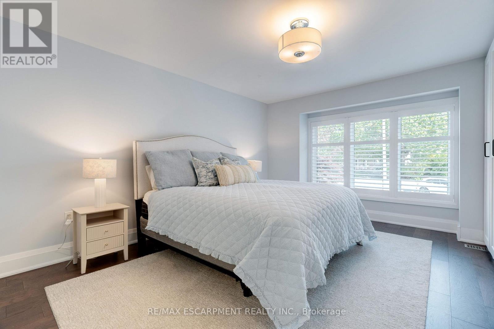 296 Kent Crescent, Burlington, Ontario  L7L 4T1 - Photo 11 - W12470009