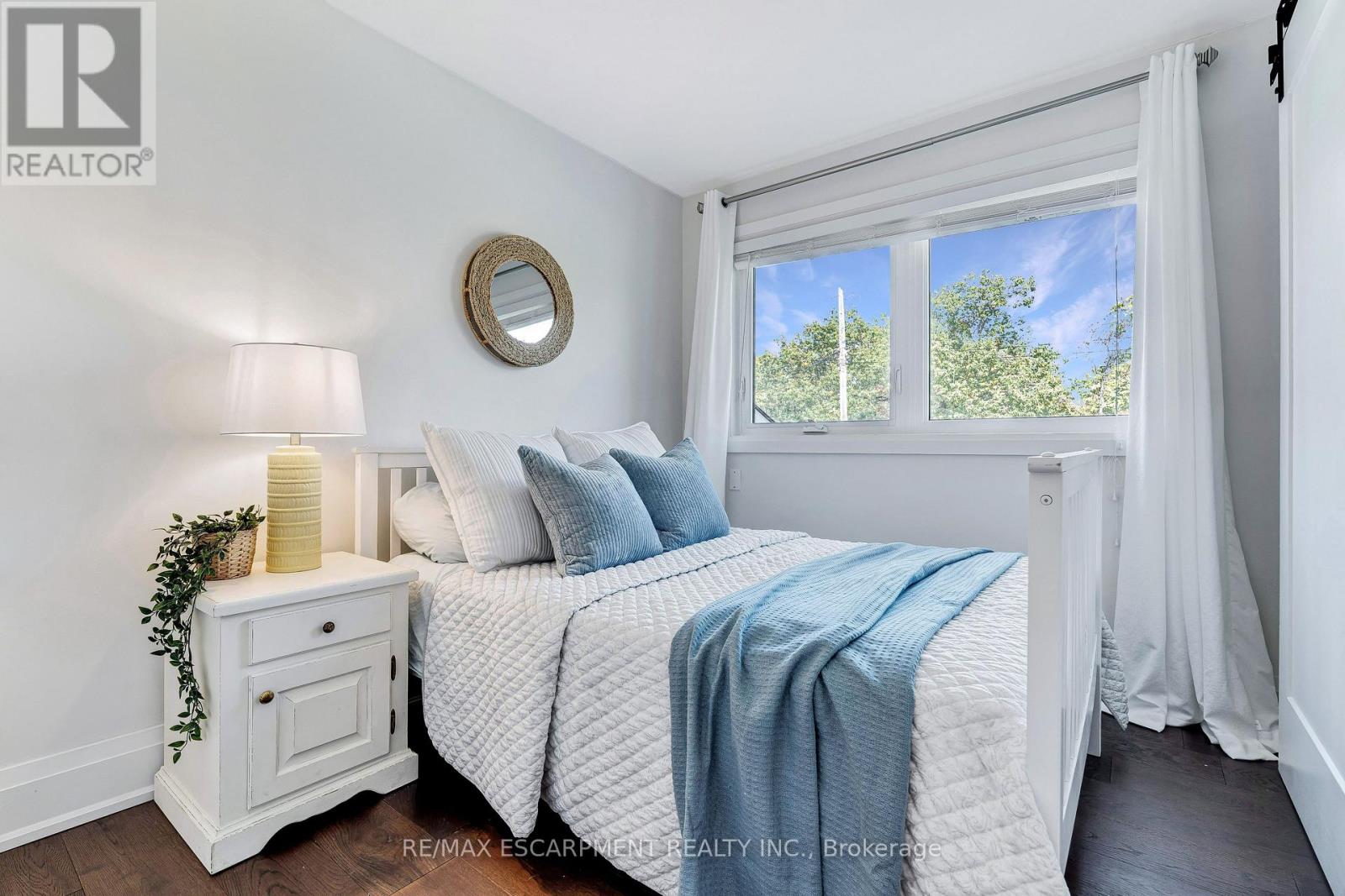 296 Kent Crescent, Burlington, Ontario  L7L 4T1 - Photo 16 - W12470009