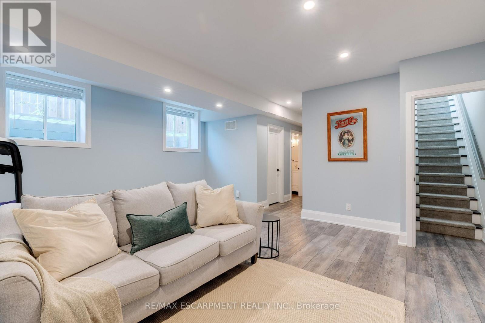 296 Kent Crescent, Burlington, Ontario  L7L 4T1 - Photo 23 - W12470009