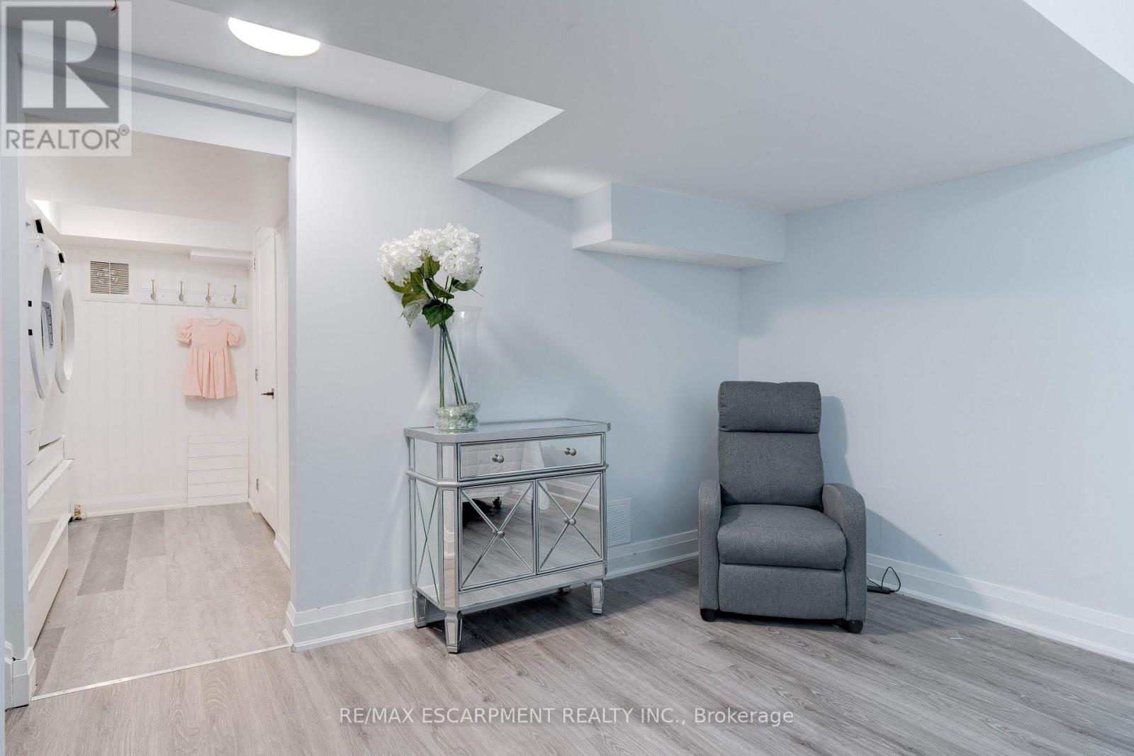 296 Kent Crescent, Burlington, Ontario  L7L 4T1 - Photo 39 - W12470009