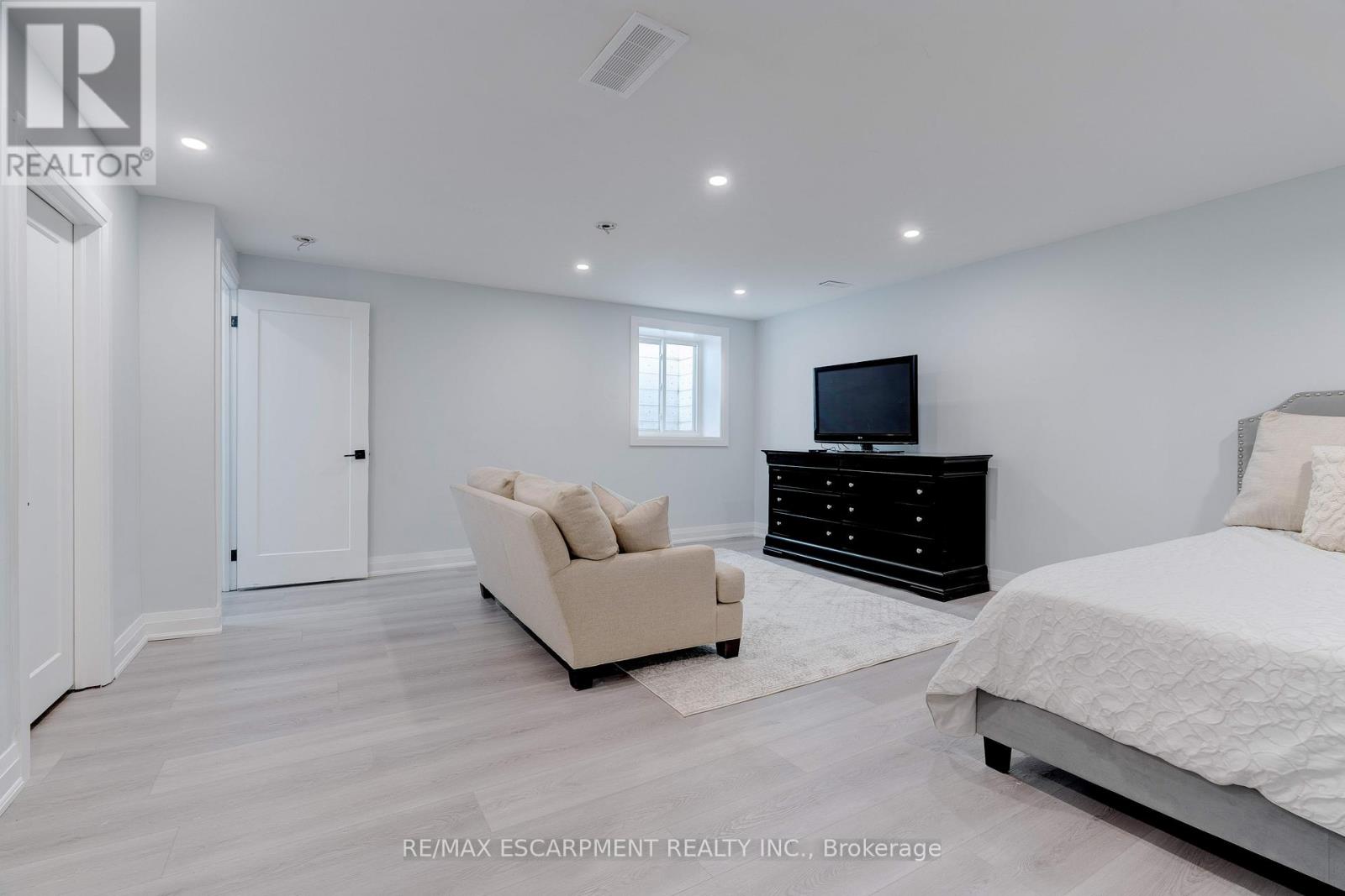 296 Kent Crescent, Burlington, Ontario  L7L 4T1 - Photo 41 - W12470009