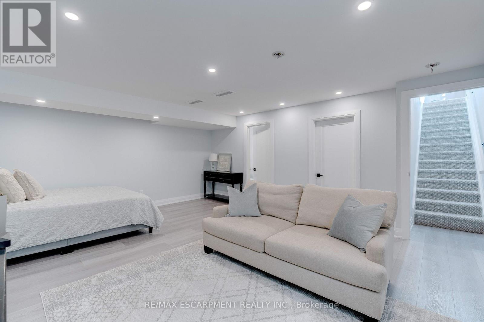 296 Kent Crescent, Burlington, Ontario  L7L 4T1 - Photo 42 - W12470009