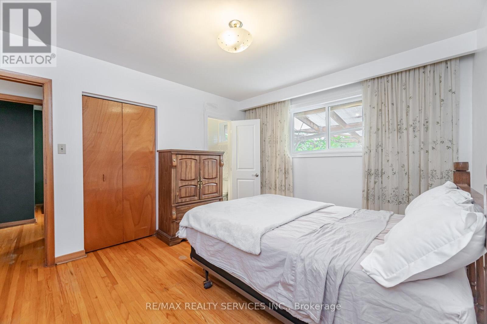 7541 Darcel Avenue, Mississauga, Ontario  L4T 2X6 - Photo 13 - W12470013
