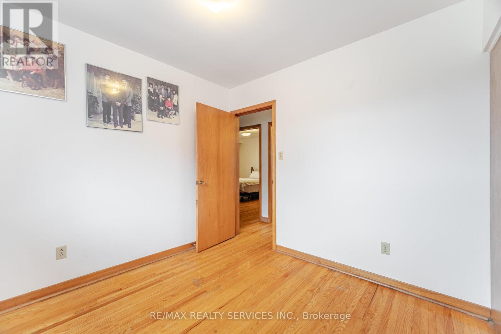 7541 Darcel Avenue, Mississauga, Ontario  L4T 2X6 - Photo 20 - W12470013
