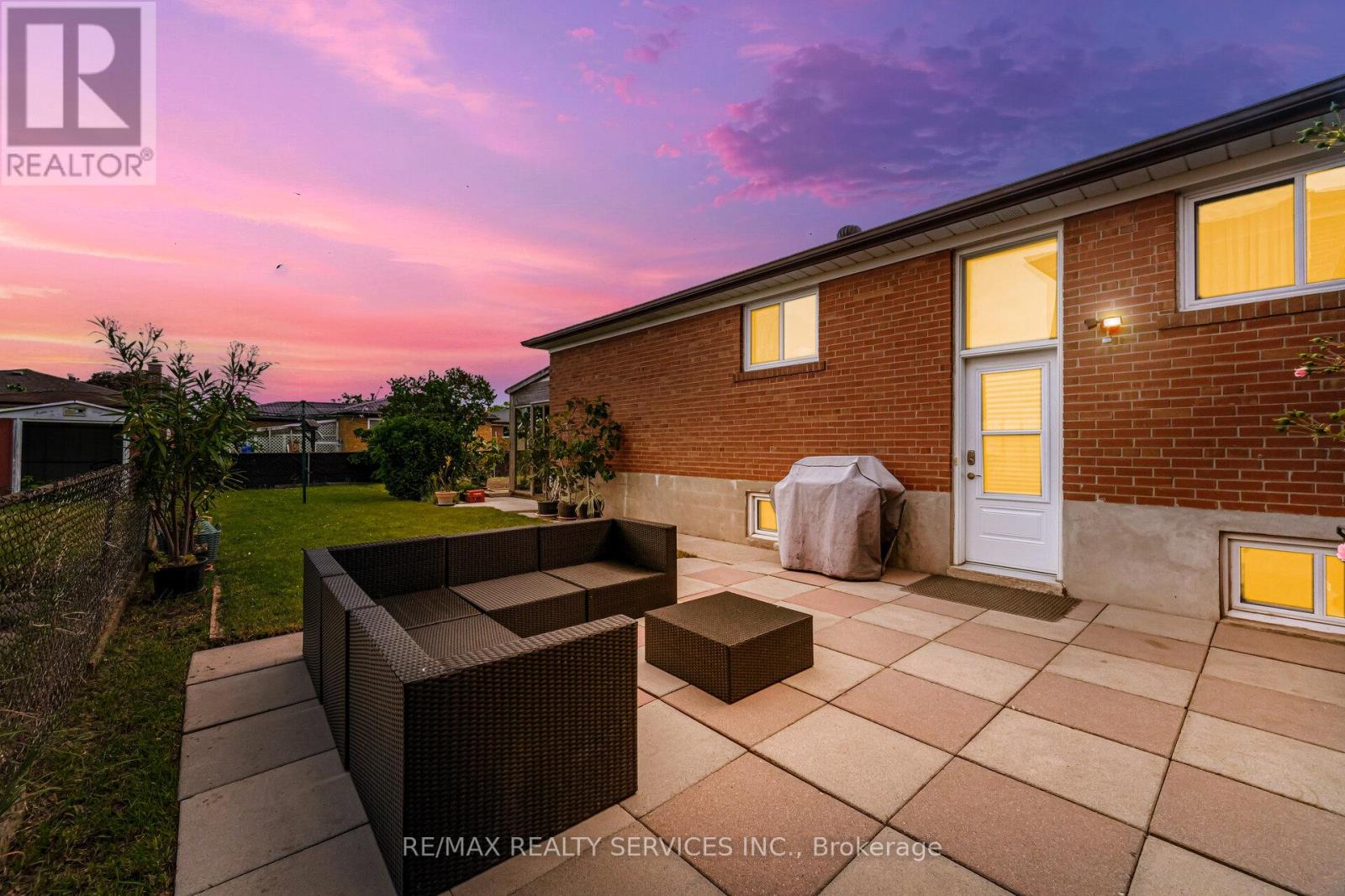 7541 Darcel Avenue, Mississauga, Ontario  L4T 2X6 - Photo 47 - W12470013