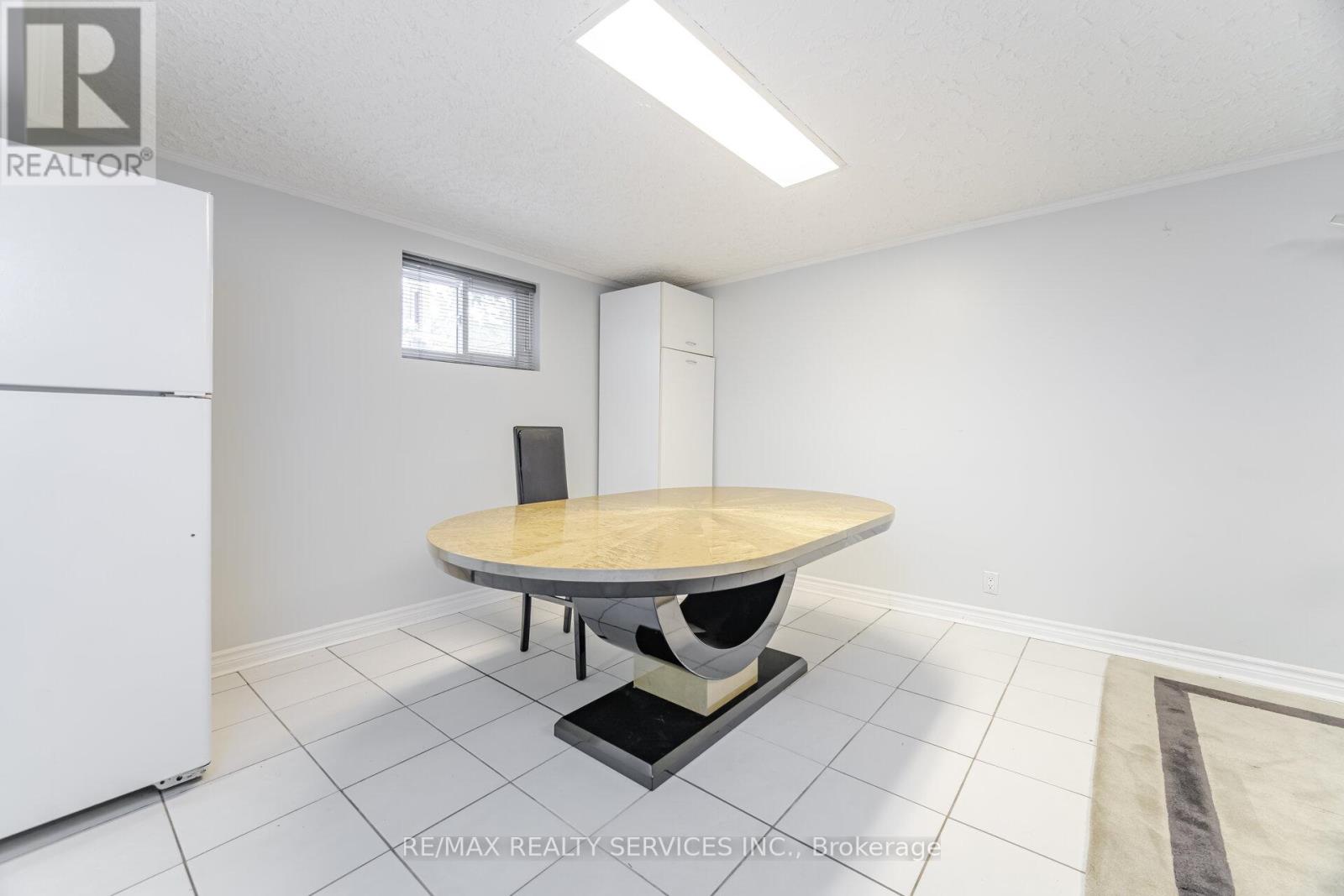 7541 Darcel Avenue, Mississauga, Ontario  L4T 2X6 - Photo 49 - W12470013