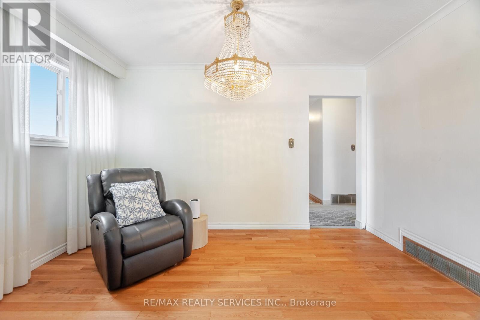 7541 Darcel Avenue, Mississauga, Ontario  L4T 2X6 - Photo 9 - W12470013