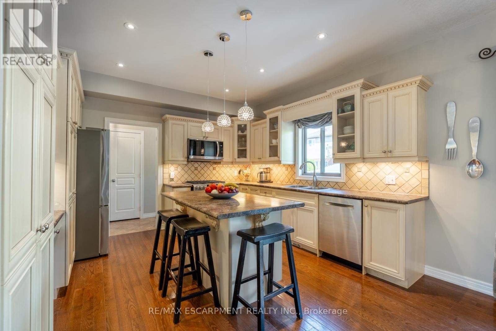 2338 Norland Drive, Burlington, Ontario  L7L 7E6 - Photo 6 - W12470014
