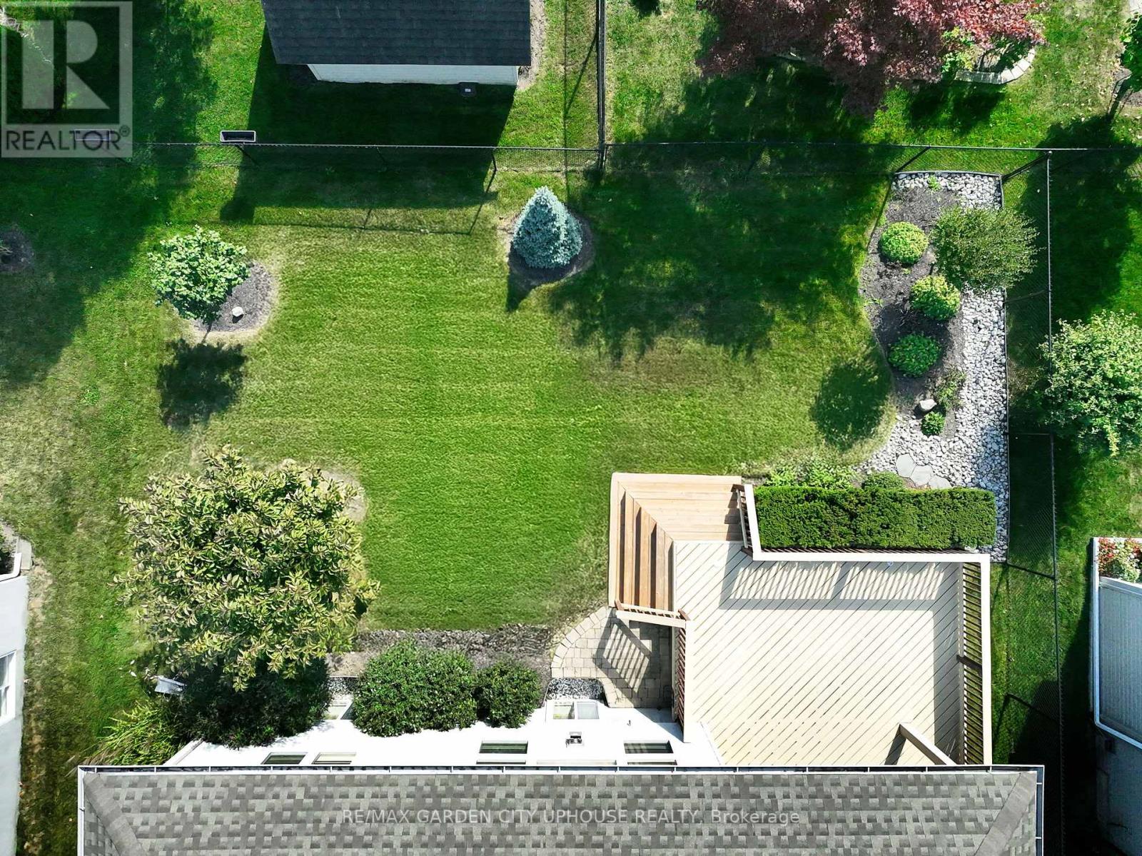 132 Loretta Drive, Niagara-On-The-Lake, Ontario  L0S 1T0 - Photo 14 - X12470071