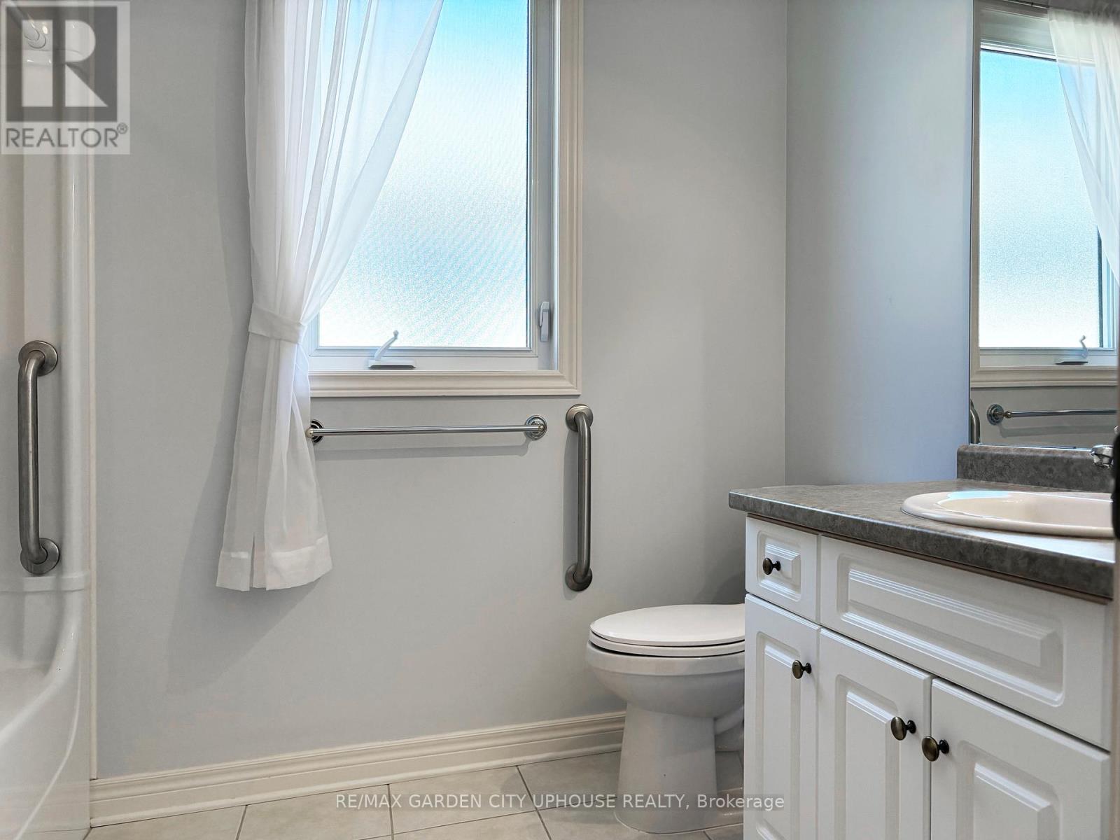 132 Loretta Drive, Niagara-On-The-Lake, Ontario  L0S 1T0 - Photo 7 - X12470071
