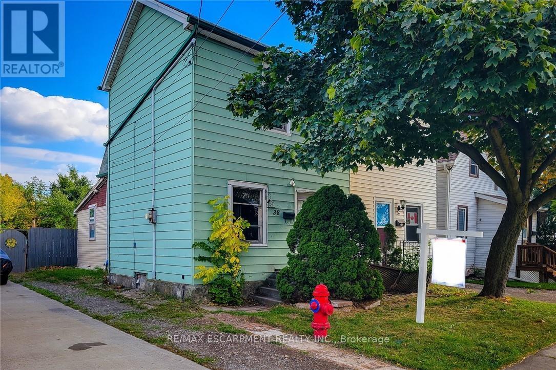 38 Ellis Avenue, Hamilton, Ontario  L8H 4L7 - Photo 5 - X12470043