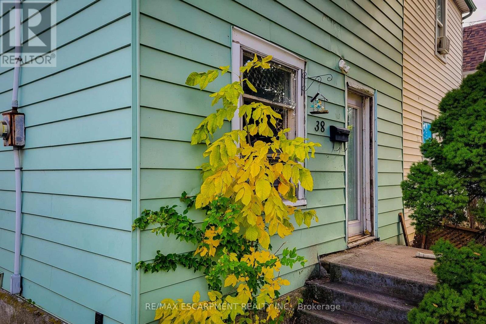 38 Ellis Avenue, Hamilton, Ontario  L8H 4L7 - Photo 7 - X12470043