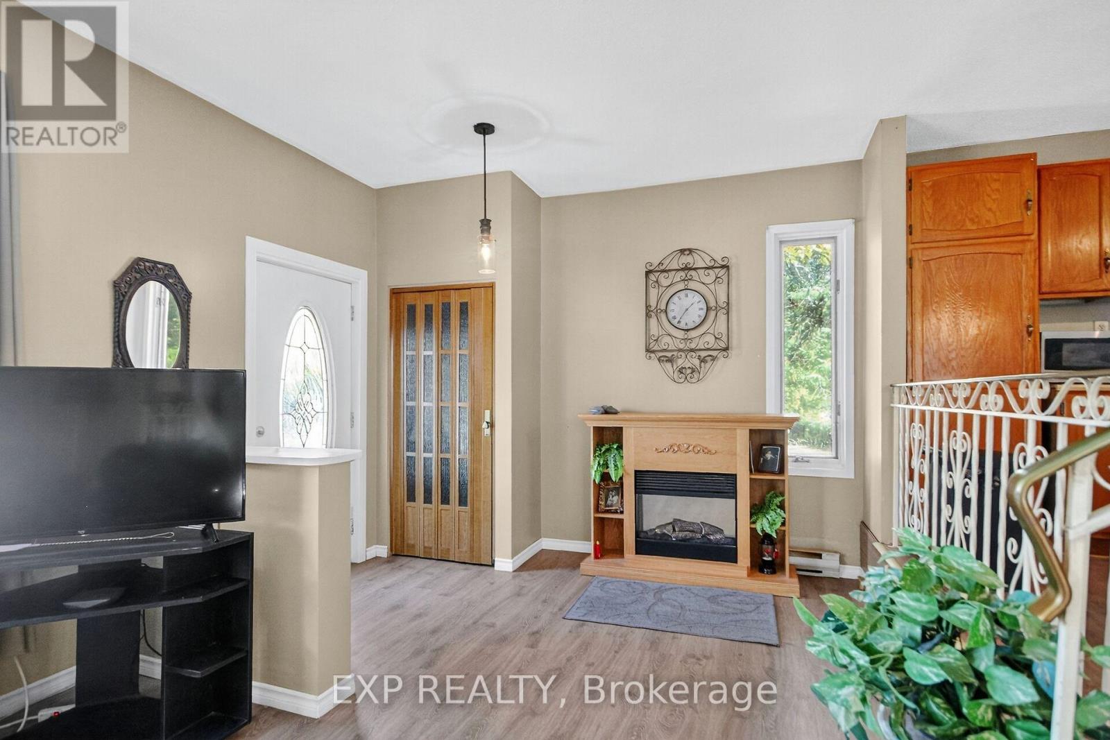 96 Constance Lake Road, Ottawa, Ontario  K2K 1X7 - Photo 5 - X12465998