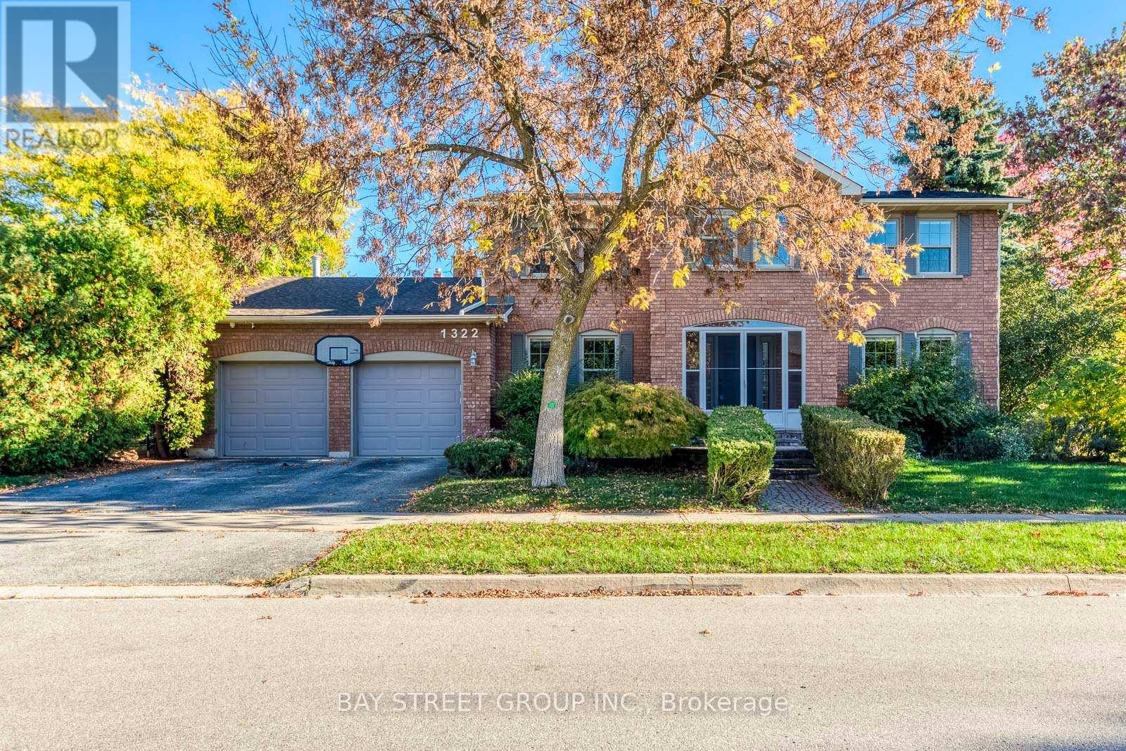 1322 Roseberry Crescent, Oakville, Ontario  L6M 1W1 - Photo 2 - W12375376