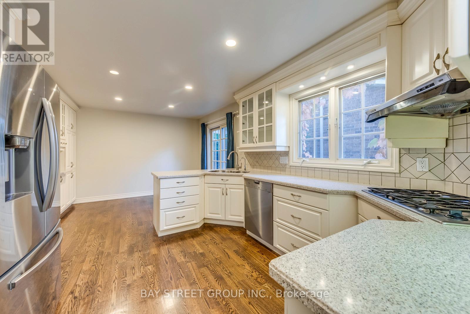 1322 Roseberry Crescent, Oakville, Ontario  L6M 1W1 - Photo 10 - W12375376