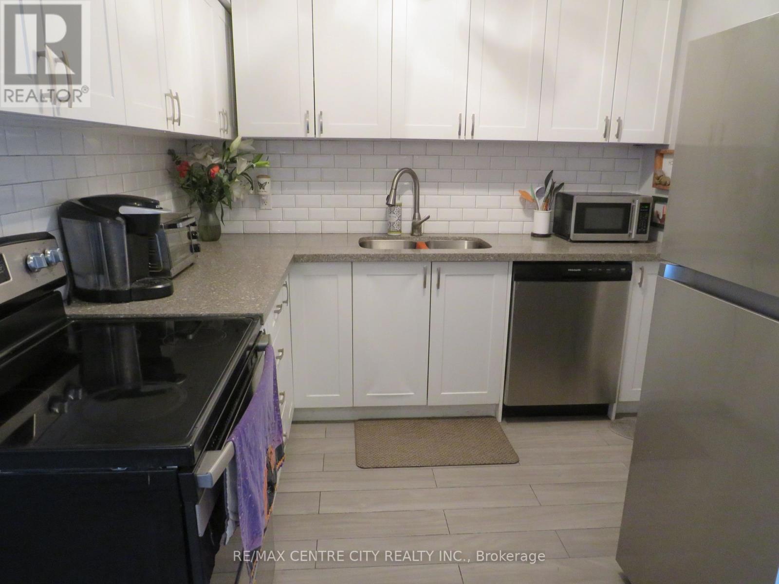 402 - 15 Jacksway Crescent, London North, Ontario  N5X 3T8 - Photo 4 - X12470104