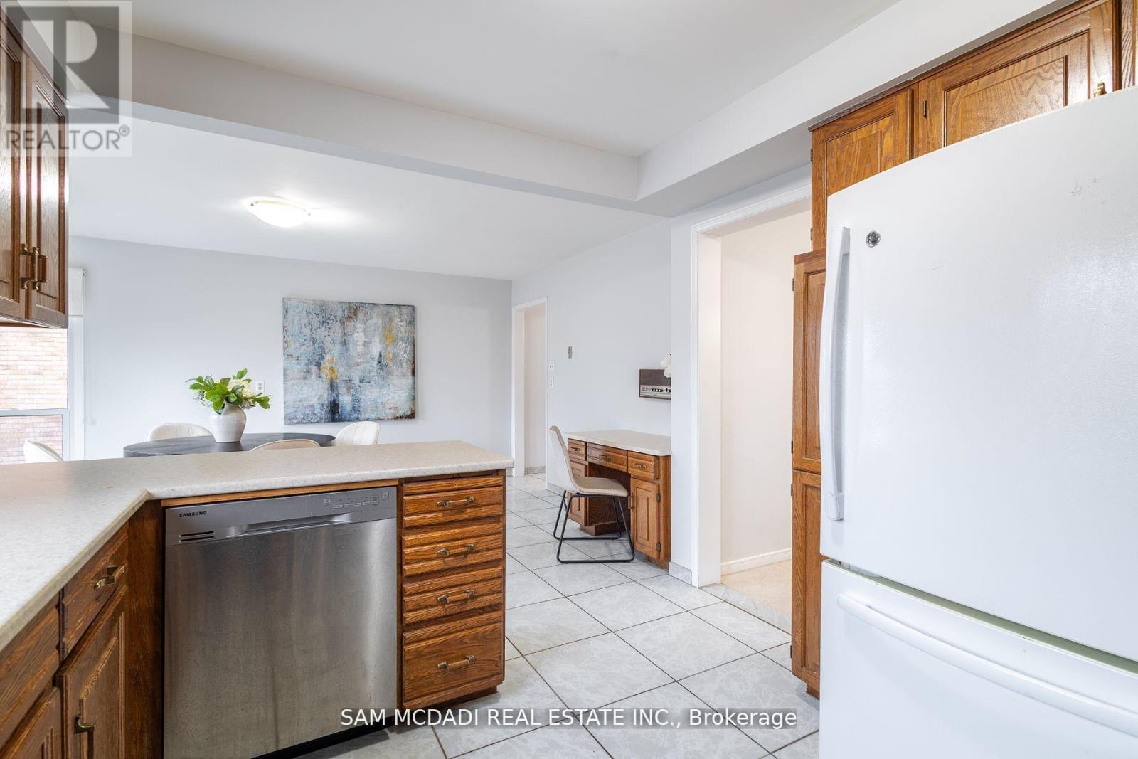 2093 The Chase, Mississauga, Ontario  L5M 3B8 - Photo 10 - W12470053