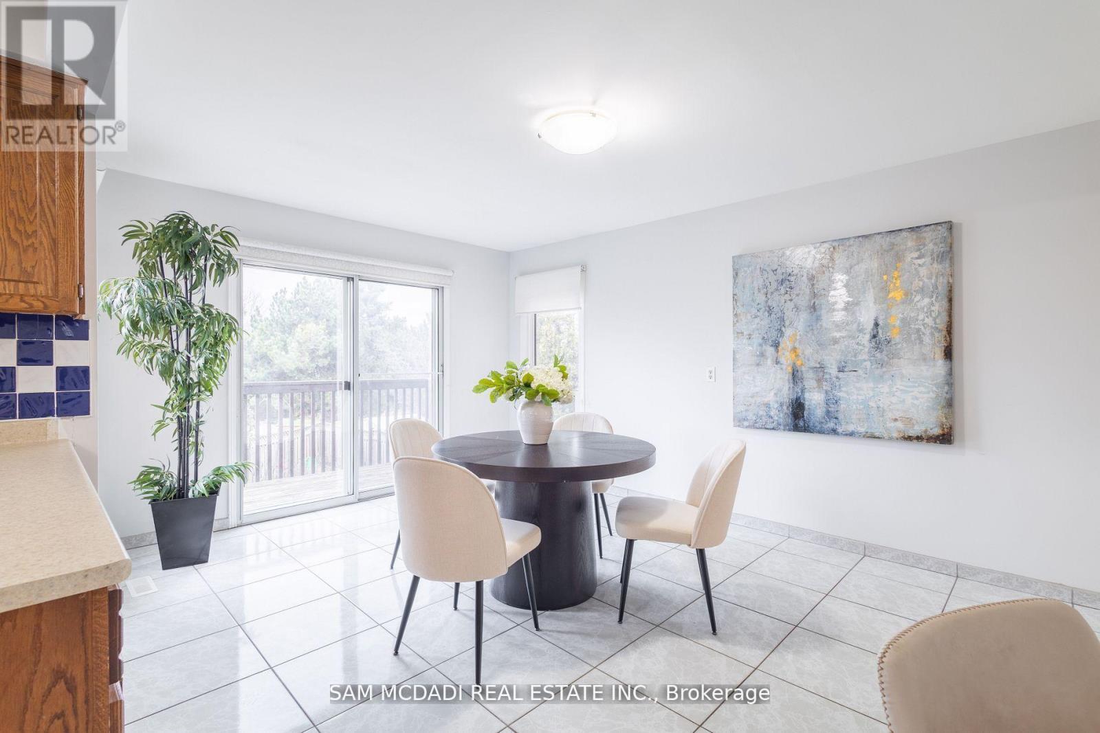 2093 The Chase, Mississauga, Ontario  L5M 3B8 - Photo 11 - W12470053