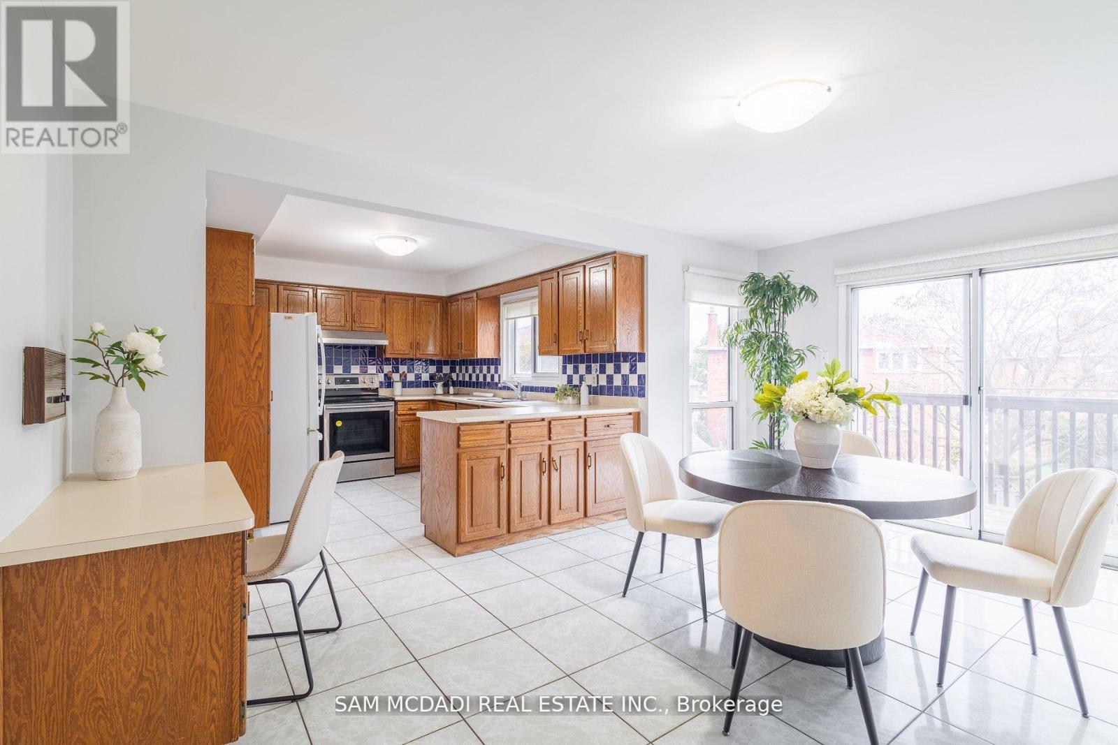 2093 The Chase, Mississauga, Ontario  L5M 3B8 - Photo 12 - W12470053
