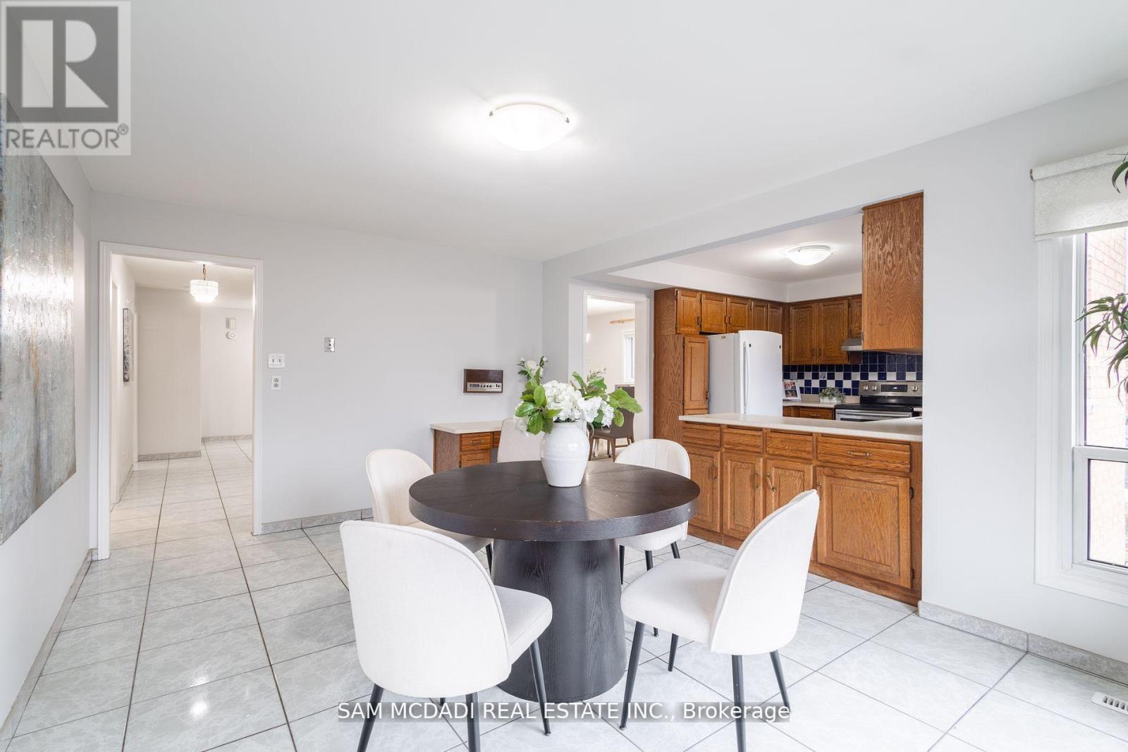 2093 The Chase, Mississauga, Ontario  L5M 3B8 - Photo 13 - W12470053