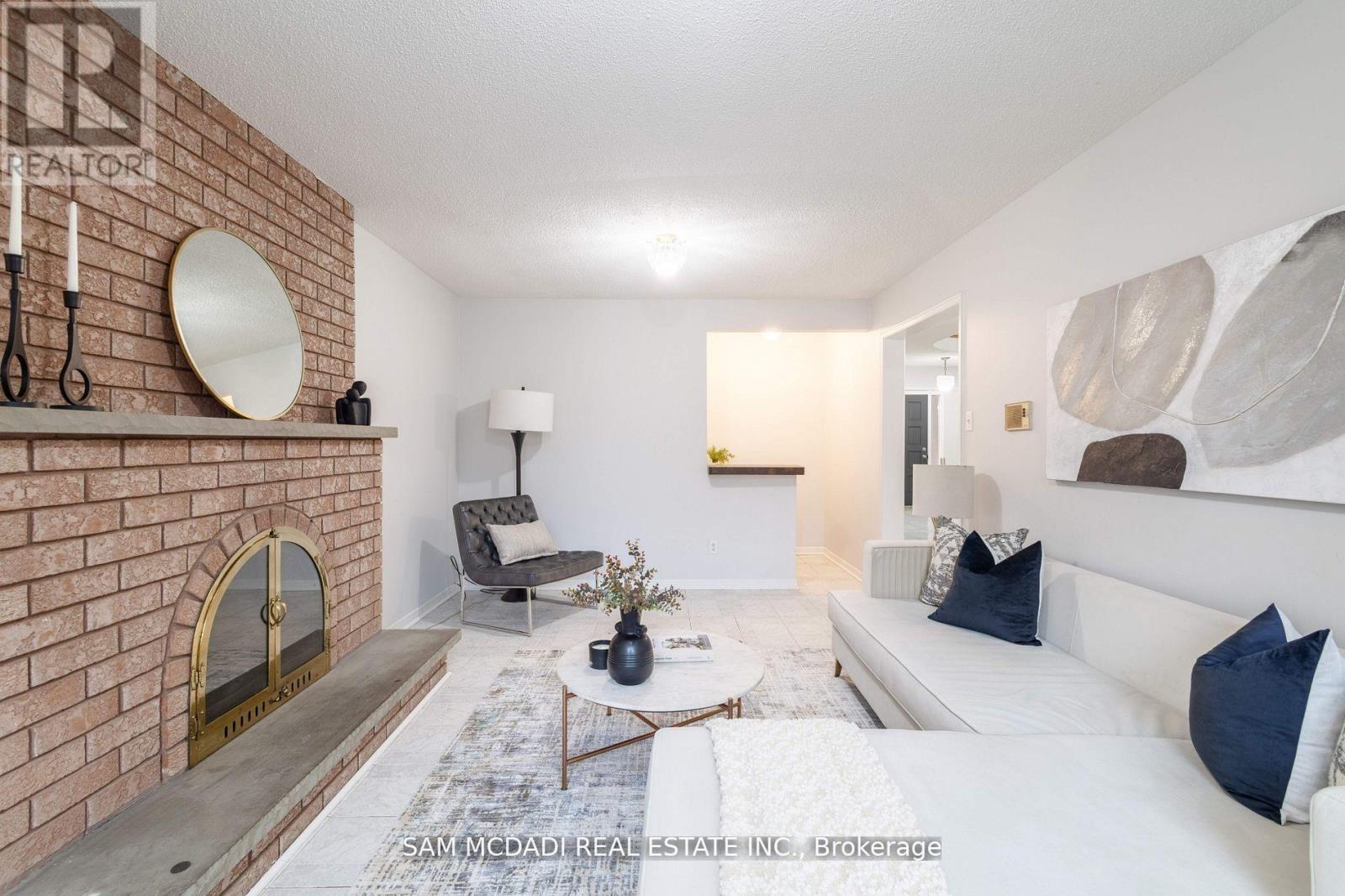 2093 The Chase, Mississauga, Ontario  L5M 3B8 - Photo 16 - W12470053