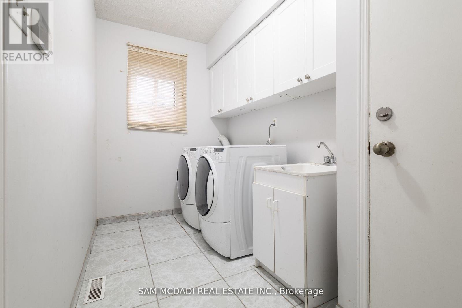 2093 The Chase, Mississauga, Ontario  L5M 3B8 - Photo 18 - W12470053