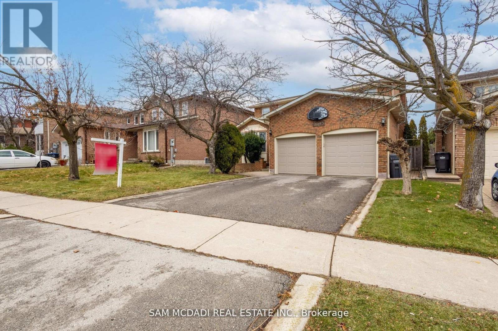 2093 The Chase, Mississauga, Ontario  L5M 3B8 - Photo 2 - W12470053