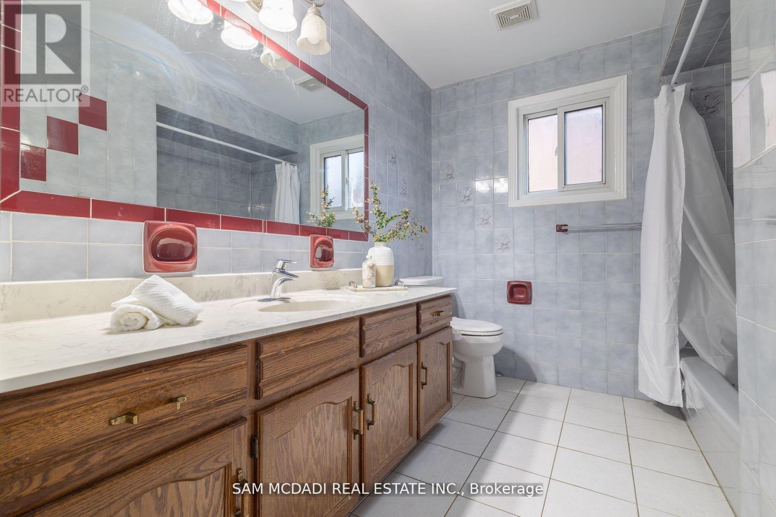 2093 The Chase, Mississauga, Ontario  L5M 3B8 - Photo 26 - W12470053