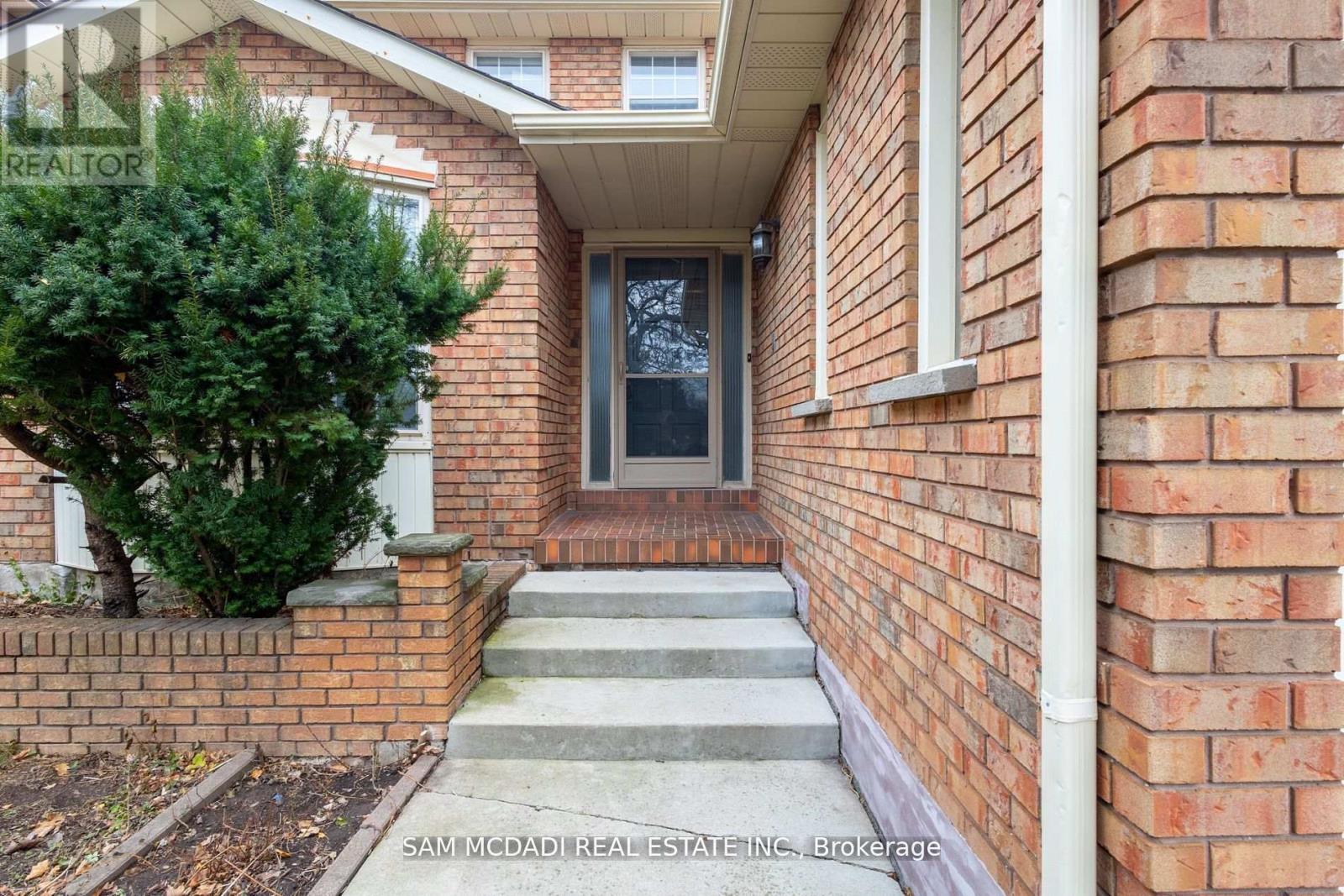 2093 The Chase, Mississauga, Ontario  L5M 3B8 - Photo 3 - W12470053