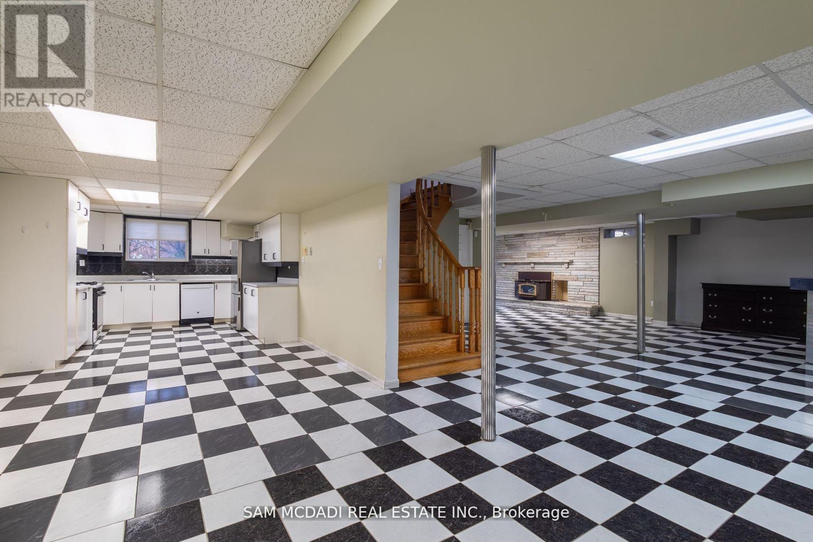 2093 The Chase, Mississauga, Ontario  L5M 3B8 - Photo 32 - W12470053