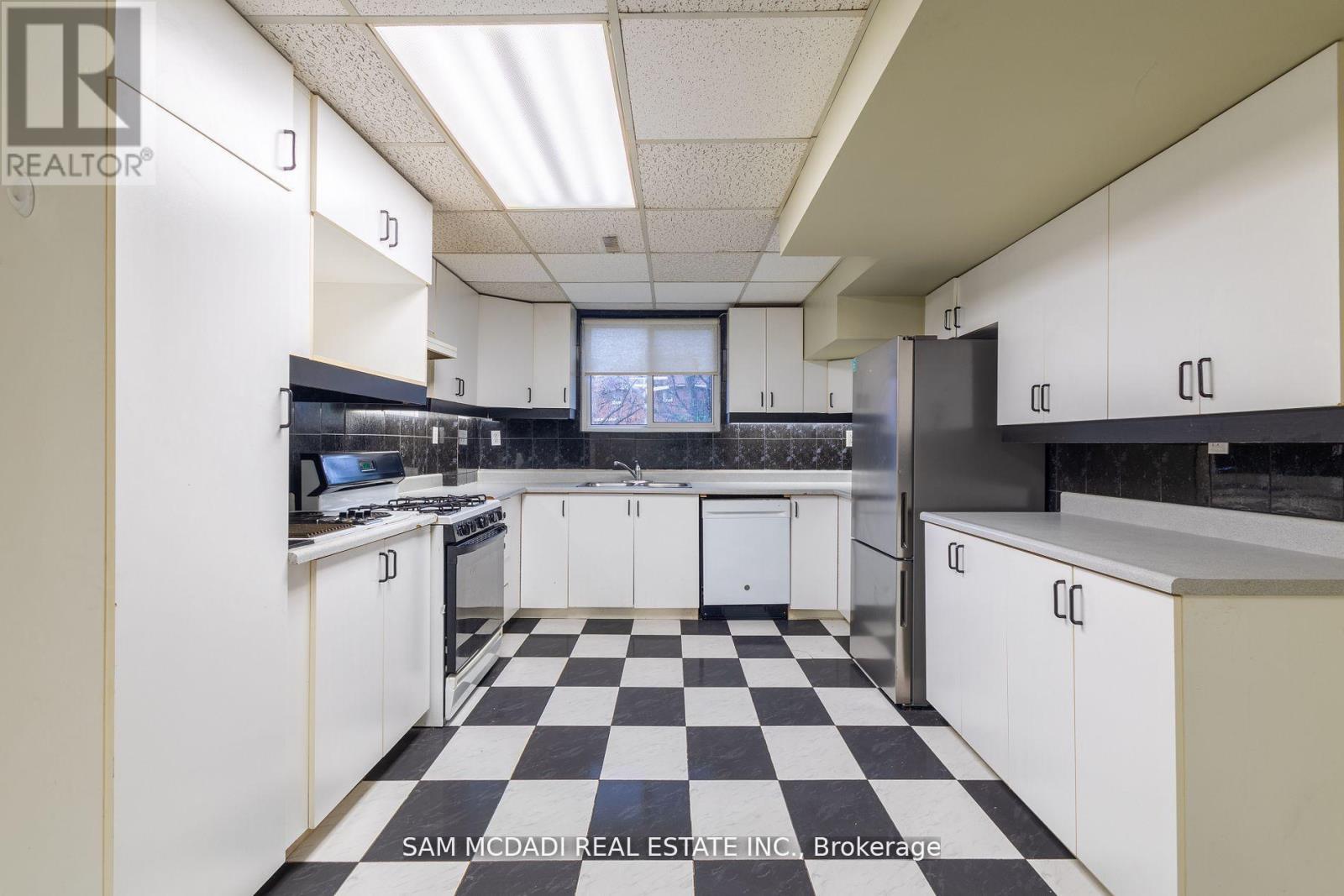 2093 The Chase, Mississauga, Ontario  L5M 3B8 - Photo 33 - W12470053