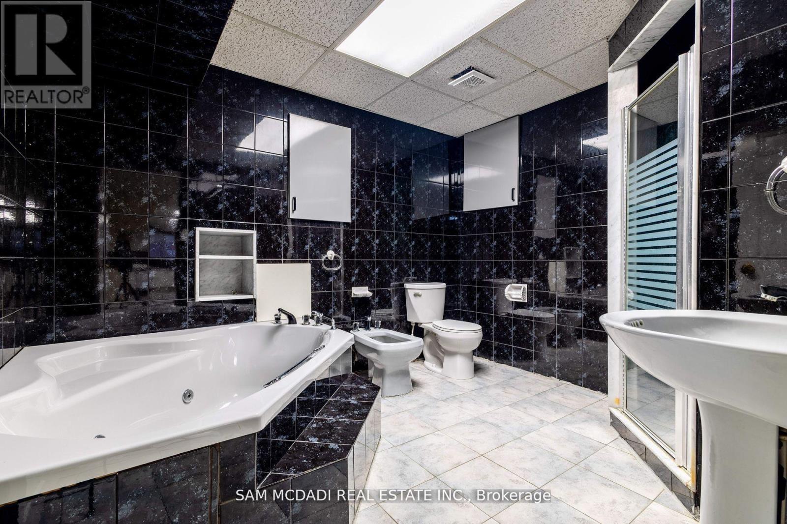 2093 The Chase, Mississauga, Ontario  L5M 3B8 - Photo 34 - W12470053