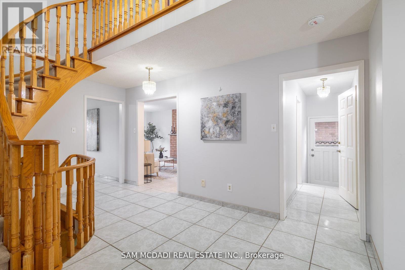 2093 The Chase, Mississauga, Ontario  L5M 3B8 - Photo 4 - W12470053