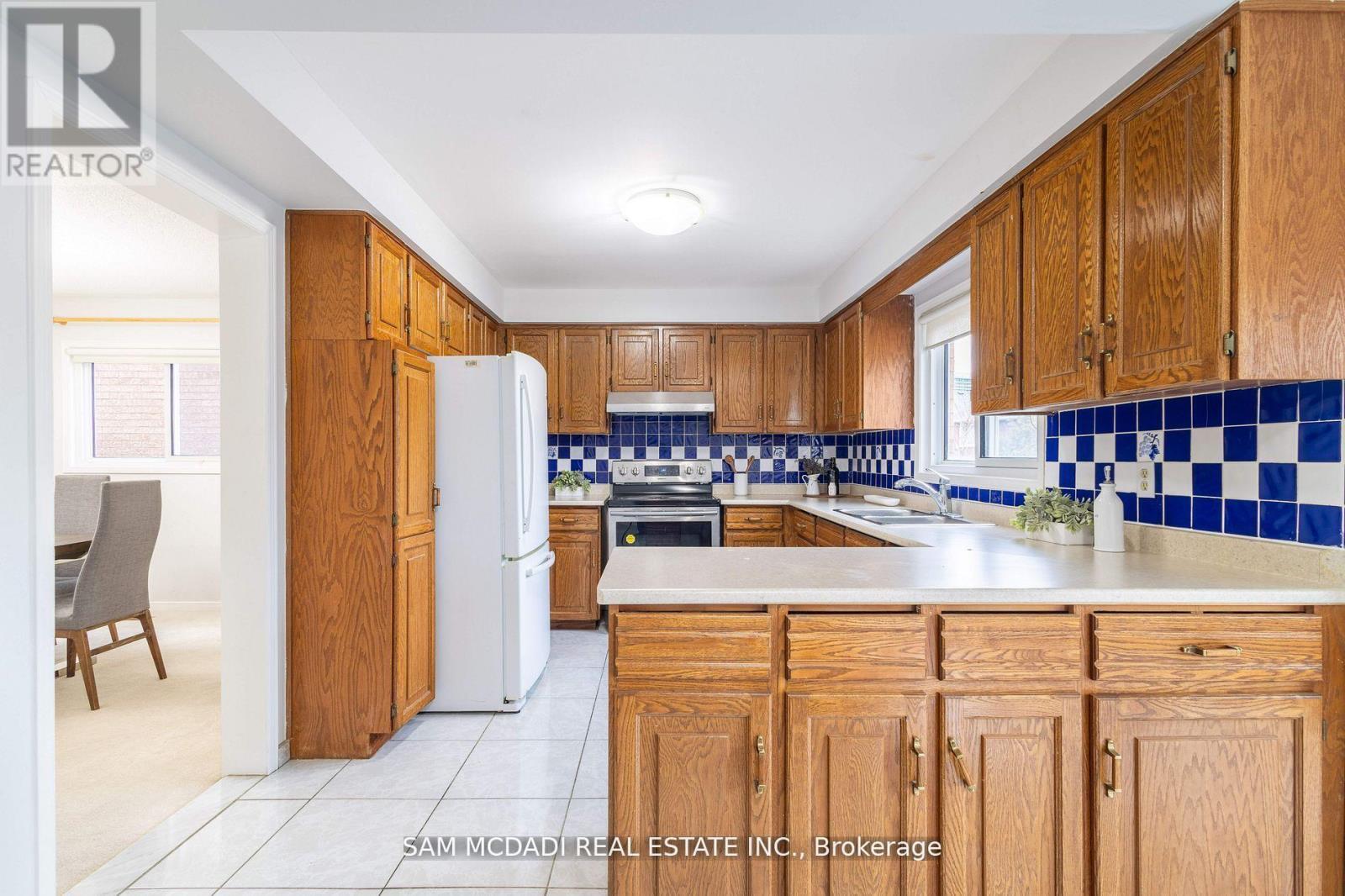 2093 The Chase, Mississauga, Ontario  L5M 3B8 - Photo 9 - W12470053