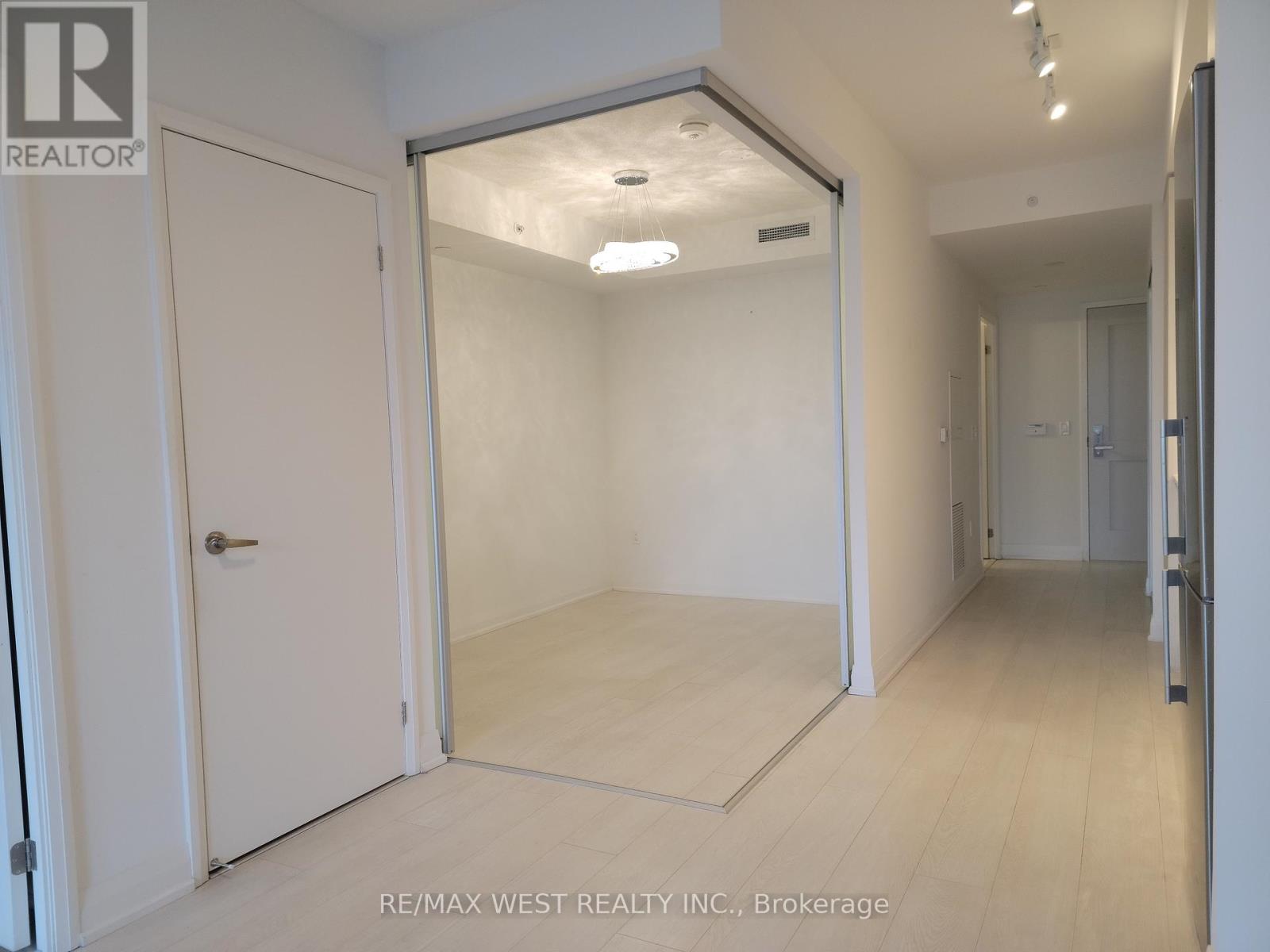 425 - 10 Gibbs Road, Toronto, Ontario  M9B 0E2 - Photo 2 - W12470058