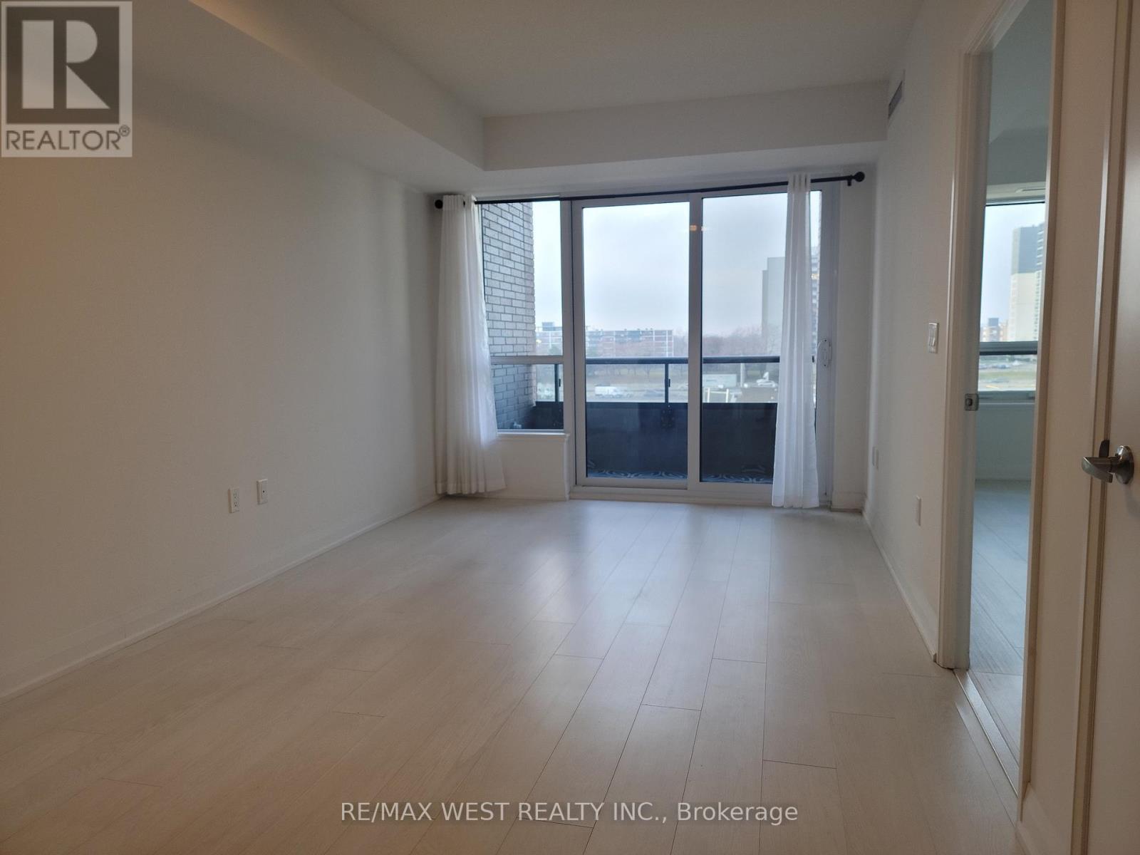 425 - 10 Gibbs Road, Toronto, Ontario  M9B 0E2 - Photo 3 - W12470058