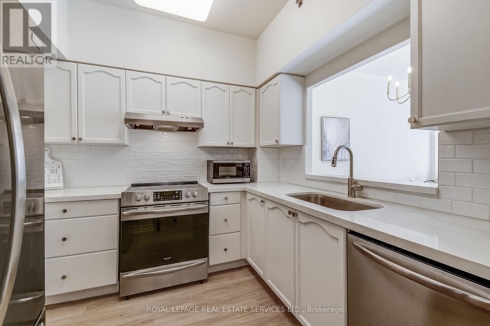 1509 - 100 Burloak Drive, Burlington, Ontario  L7L 6P6 - Photo 5 - W12470061
