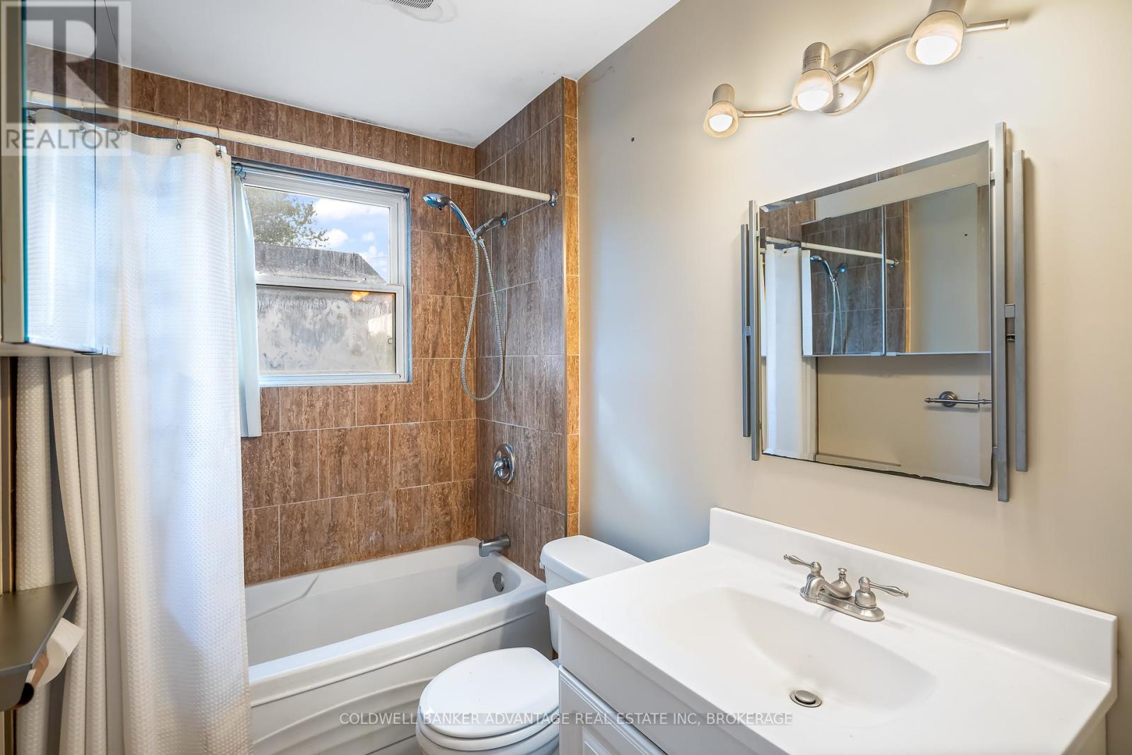 218 Canboro Road, Pelham, Ontario  L0S 1M0 - Photo 12 - X12470076