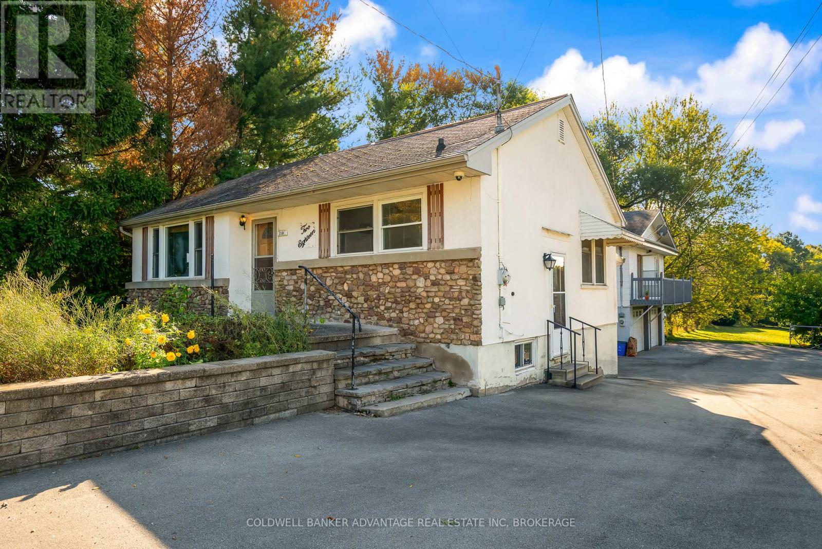 218 Canboro Road, Pelham, Ontario  L0S 1M0 - Photo 2 - X12470076