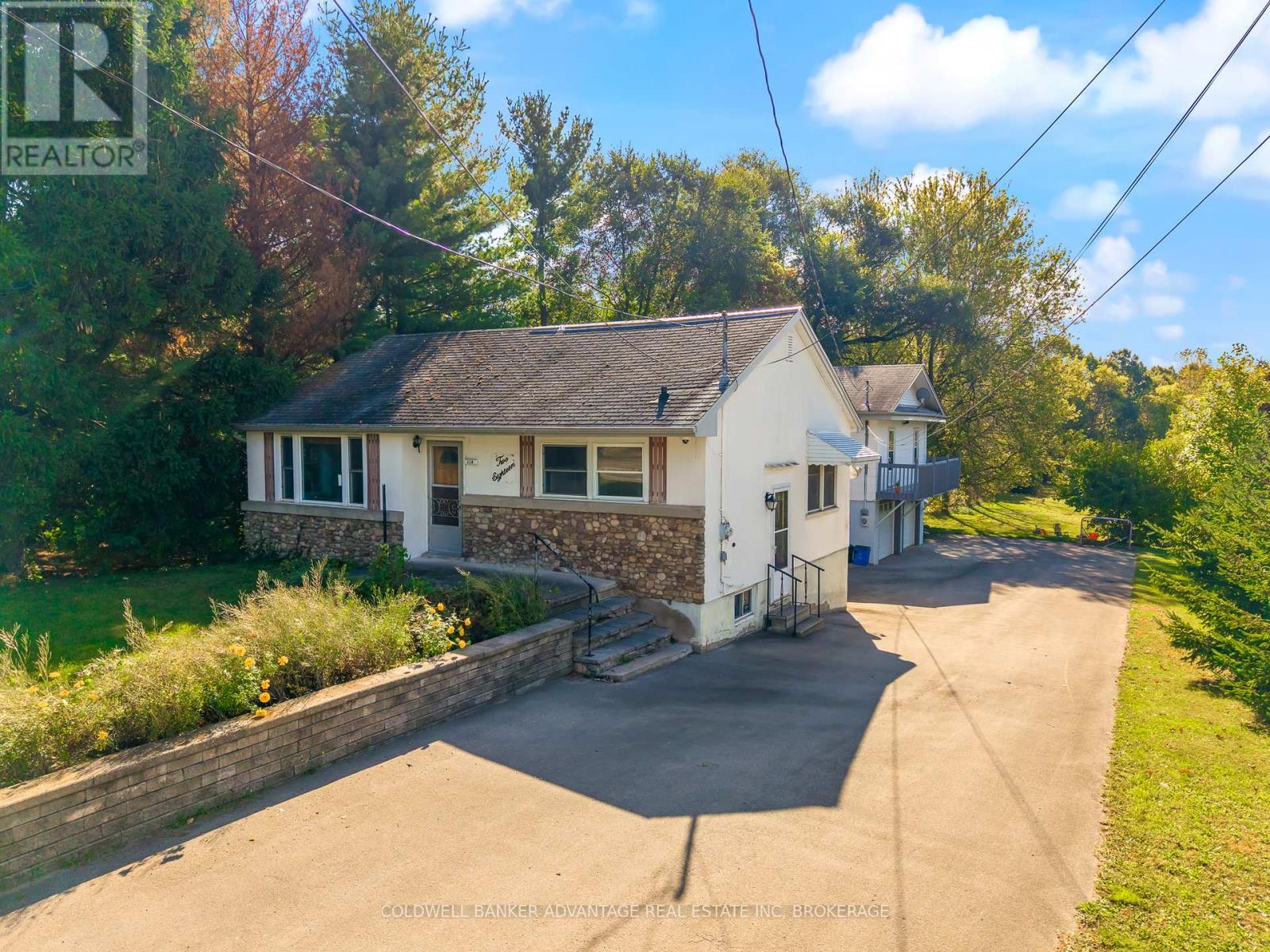 218 Canboro Road, Pelham, Ontario  L0S 1M0 - Photo 3 - X12470076