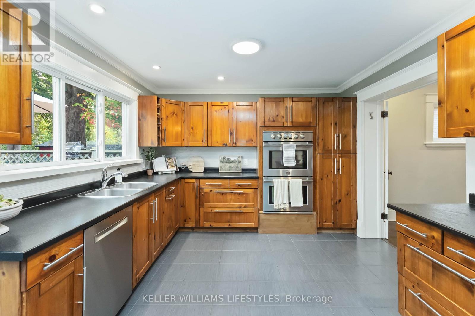 17 Erie Avenue, London South, Ontario  N6J 1H9 - Photo 17 - X12469971