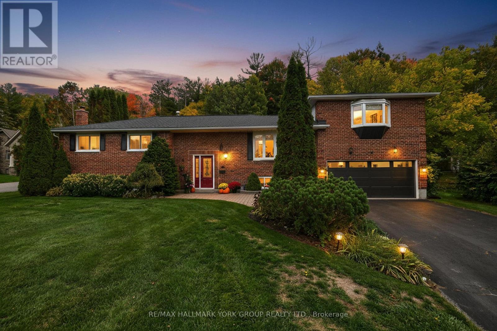 14 Anchor Court, East Gwillimbury, Ontario  L9N 1G1 - Photo 2 - N12470109