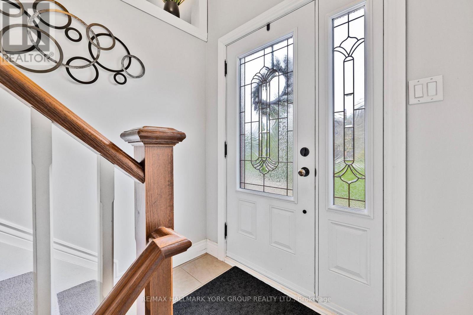 14 Anchor Court, East Gwillimbury, Ontario  L9N 1G1 - Photo 7 - N12470109