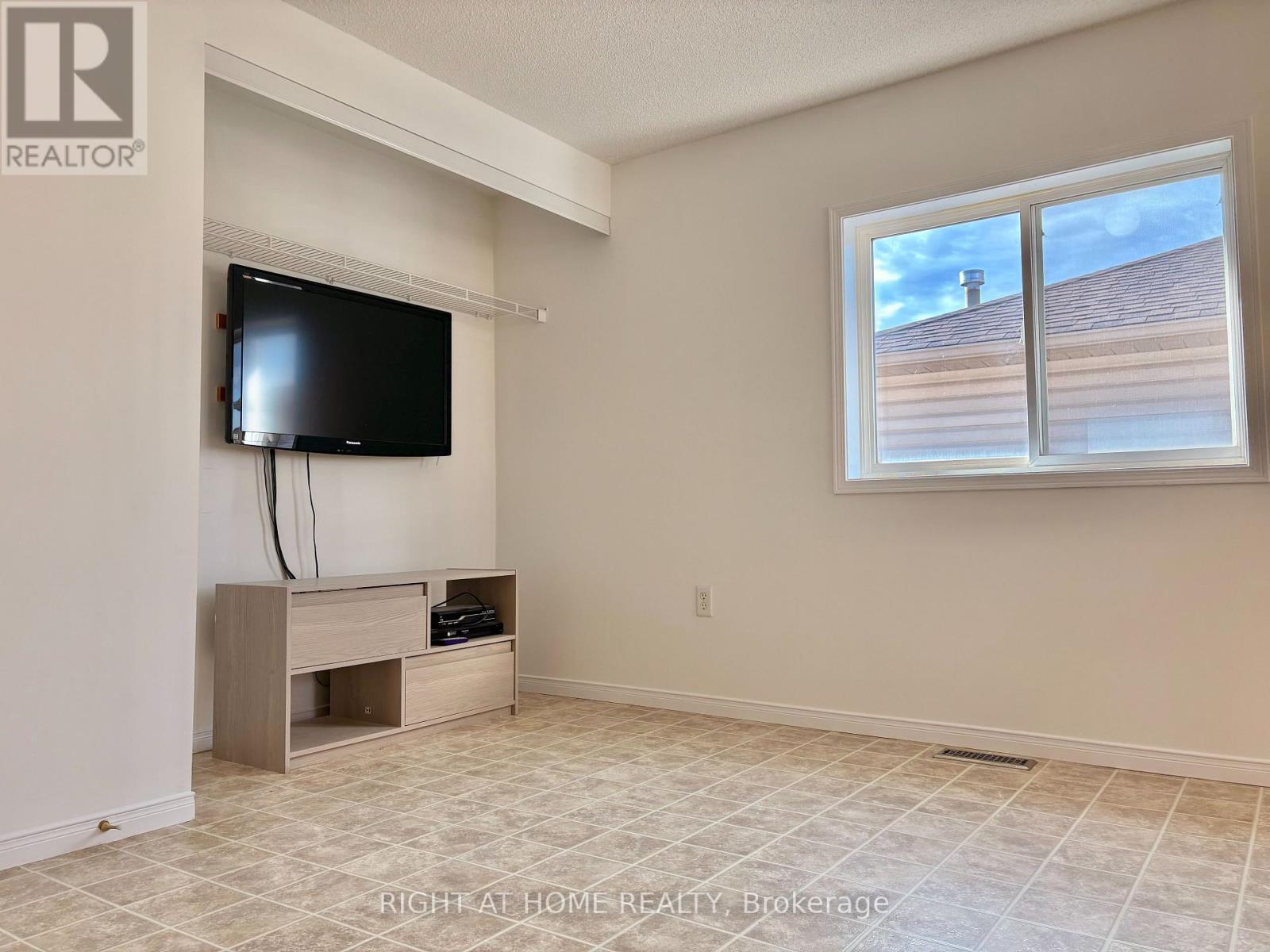 33 Raymond Crescent, Barrie, Ontario  L4N 0X6 - Photo 12 - S12470089