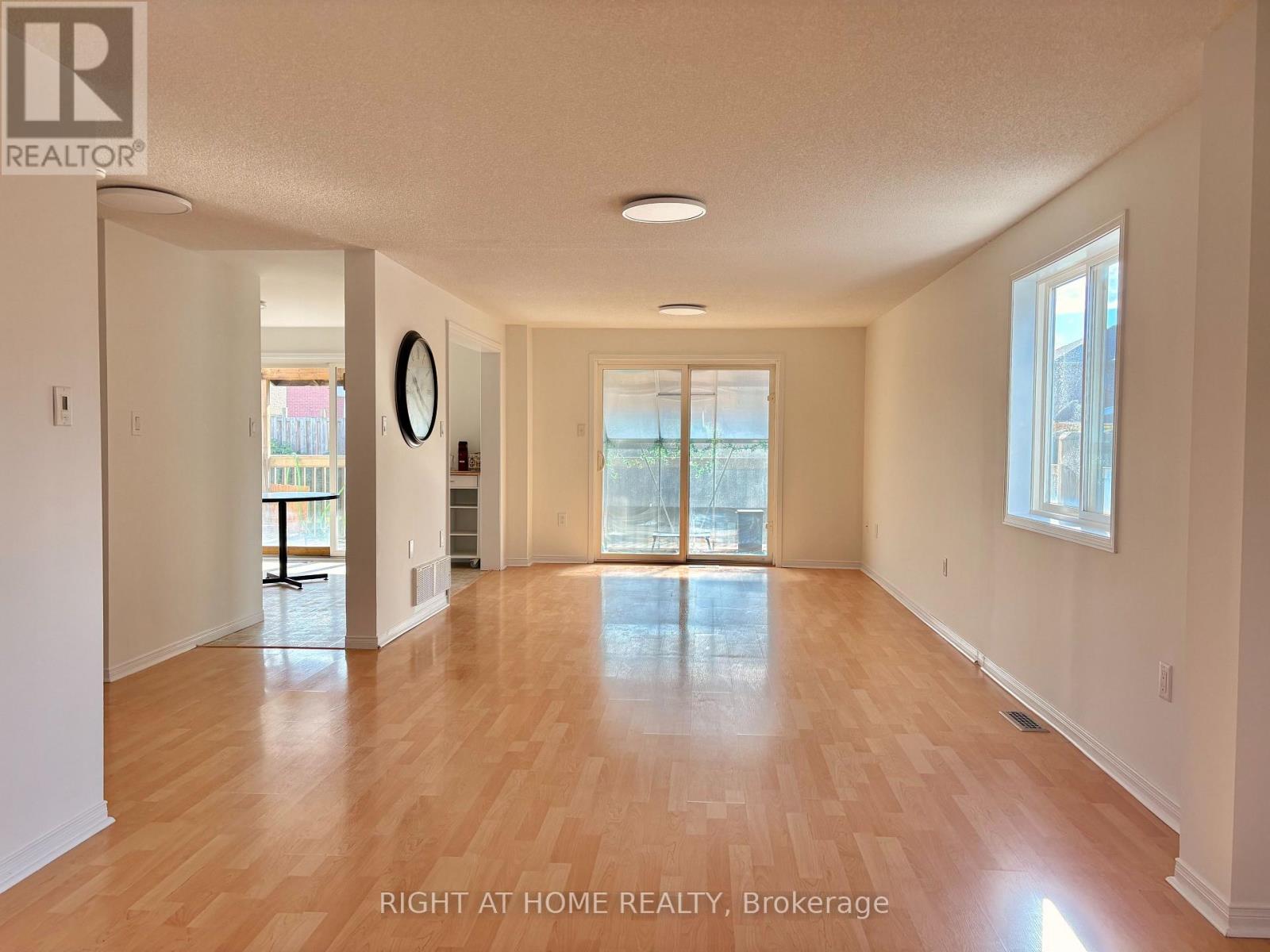 33 Raymond Crescent, Barrie, Ontario  L4N 0X6 - Photo 3 - S12470089