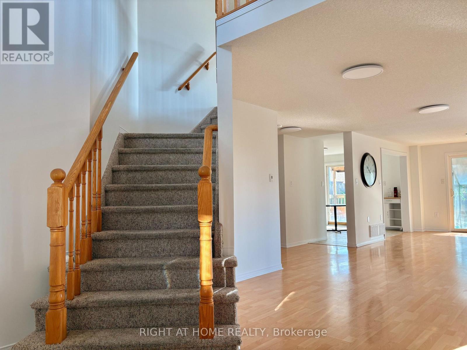 33 Raymond Crescent, Barrie, Ontario  L4N 0X6 - Photo 4 - S12470089