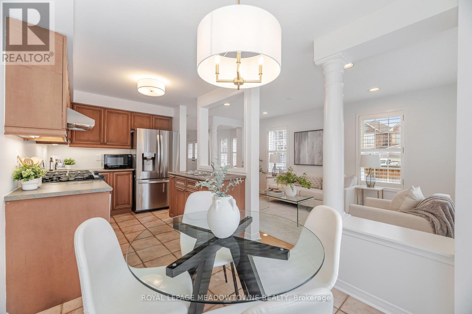 1137 Meadowgrove Court, Mississauga, Ontario  L5W 1J1 - Photo 19 - W12470087