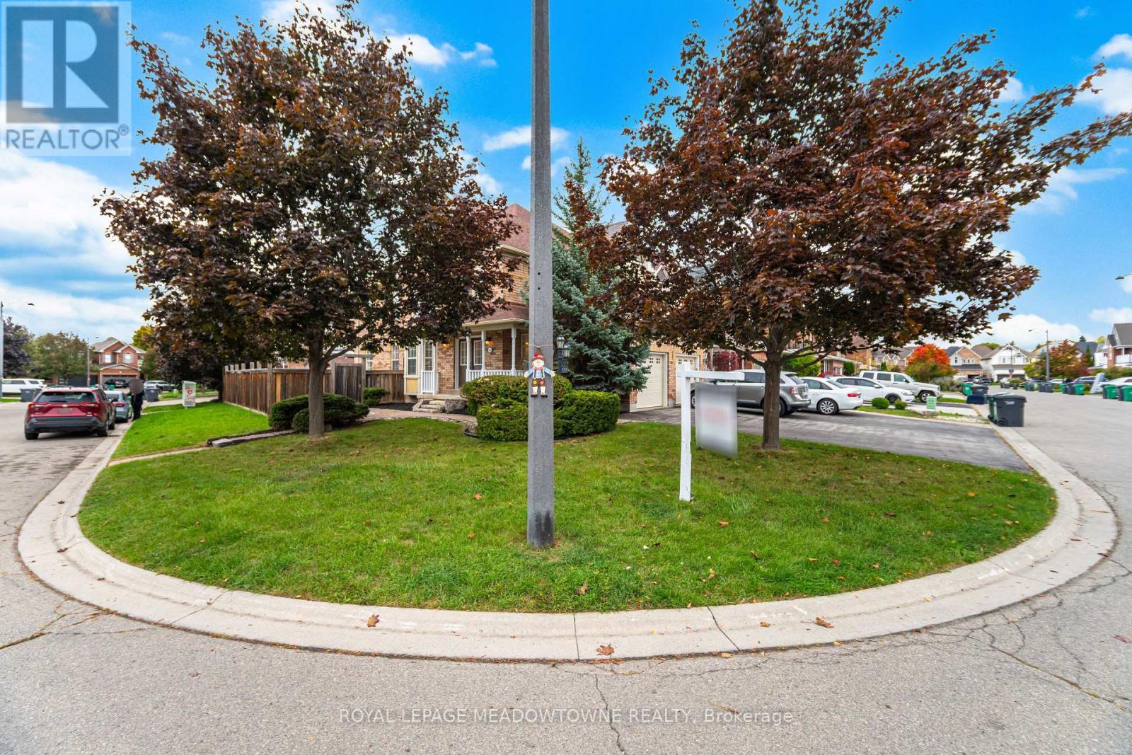 1137 Meadowgrove Court, Mississauga, Ontario  L5W 1J1 - Photo 3 - W12470087